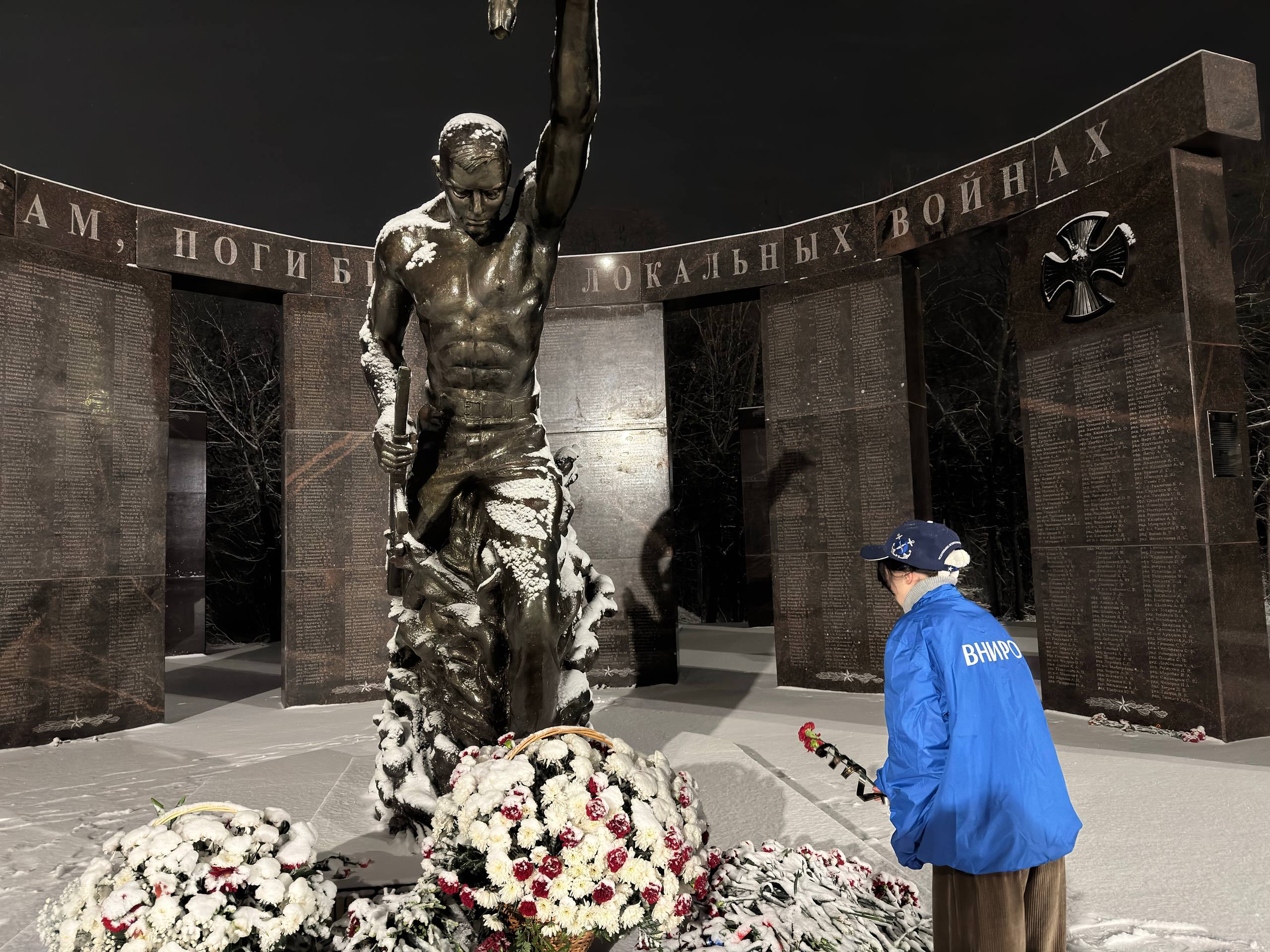 1 почтили память