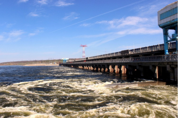 На Саратовскую ГЭС сегодня пришло большое половодье